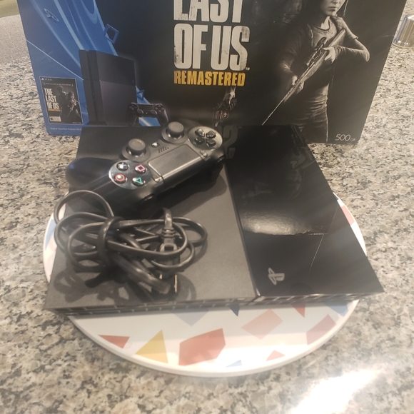 PS4 - Picture 2 of 3